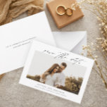 Elegantes Script-Foto Hochzeit Save The Date<br><div class="desc">Eine elegante Skript-Foto Hochzeit speichern Sie das Datum mit horizontalem Foto und minimalem Text. Klicken Sie auf Bearbeiten,  um dieses Design anzupassen.</div>