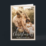 Elegantes Script-Foto Moderne Weihnachten<br><div class="desc">Moderne Weihnachtskarte mit einem schlichten und minimalen Design mit "Frohe Weihnachten" in einer eleganten Schrift-Typografie über Ihrem Lieblingsbild, umgeben von einem neuralfarbenen beigen Rand. Die Vorderseite verfügt über ein Farbverlaufsüberlagerungs, um den Text zu übersehen, der im Entwurfsbearbeitungsprogramm entfernt werden kann, wenn Sie es vorziehen. Die Innenseite hat eine Collage aus...</div>