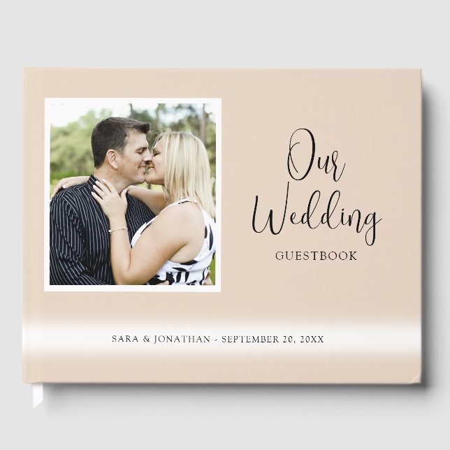 Elegantes Script-Foto Tan Wedding Gästebuch (Vorderseite)
