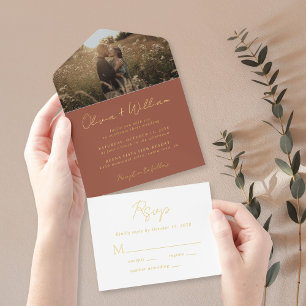 Elegantes Script Foto Terracotta Wedding All-in-One-Einladung