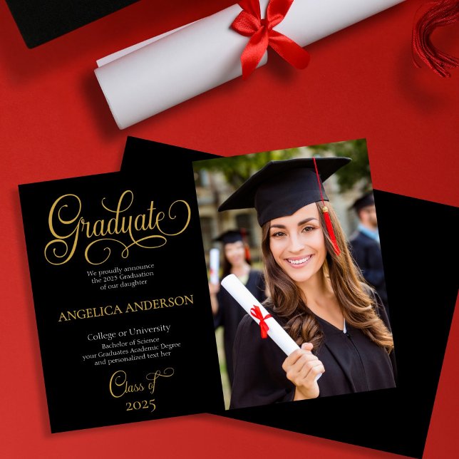 Elegantes Script Foto Uni Abschluss Ankündigung (Elegant Script Photo College University Graduation Announcement - black background)