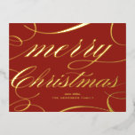 Elegantes Script Geblüht Red Merry Christmas Folien Feiertagspostkarte<br><div class="desc">Frohe Weihnachten! Senden Sie Ihre Urlaubssegmente mit dieser individuell gestaltbaren Weihnachtspostkarte an Familie und Freunde. Es verfügt über ein elegantes Skript mit geblüht Akzenten auf einem roten Hintergrund. Personalisieren Sie diese, indem Sie Ihre Daten hinzufügen. Diese Weihnachtskarte aus Gold ist in anderen Farben und in einem Karton erhältlich, perfekt als...</div>