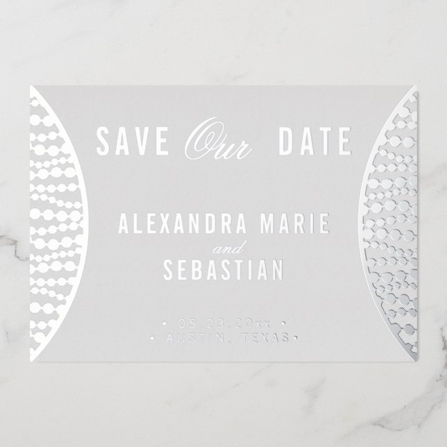 Elegantes Script Gray Pearls Save the Date Silver Folieneinladung (Vorderseite)