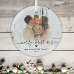 Elegantes Script Heart Family Foto Frohe Weihnacht Ornament Aus Glas<br><div class="desc">Elegante Handschrift "Frohe Weihnachten" Script Familie Foto Ornament. Enthält Ihr Lieblings-Foto,  "Frohe Weihnachten" Kalligrafietext in handgeschriebener Schrift,  kleines Herzmotiv,  Familienname und Jahr in Schwarz-Schriftart-Farbe auf weißem Farbverlauf Foto Overlay. Einfach zu personalisieren. Foto Tipp: Zuschneiden Sie Ihr Foto auf quadratisches Formular,  bevor Sie es hochladen.</div>