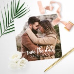 Elegantes Script Hochzeitbudget Save the Date Foto<br><div class="desc">Bitte beachten Sie: Dieses Budget beinhaltet Save the Date keine Umschläge,  kann auf 12x18 Einladungen oder Postkarten übertragen werden.</div>