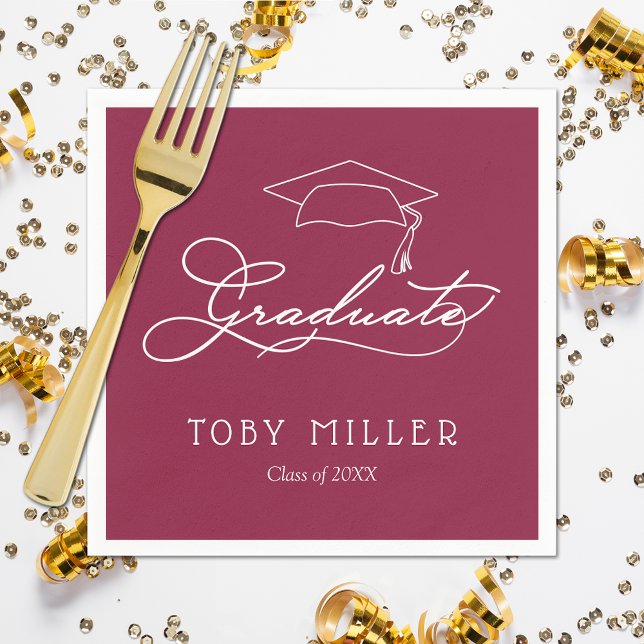 Elegantes Script Maroon Abschluss Napkins Serviette (White script grad cap on maroon personalized graduation party napkins, paper plates in our store)