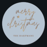 Elegantes Script Merry Christmas Gold Star Blue Runder Aufkleber<br><div class="desc">Diese stilvollen Weihnachtsaufkleber sind mit elegantem Typografie-Lesen,  "Frohe Weihnachten" in den Imitaten goldenen Folie,  zusammen mit einem kleinen Star-Akzent. Die Hintergrundfarbe kann auf jede gewünschte Farbe angepasst werden! Ideal für Umschlag Aufkleber,  Gastgeschenk-Etiketten oder Geschenkaufkleber!</div>