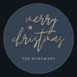 Elegantes Script Merry Christmas Gold Star Navy Bl Runder Aufkleber<br><div class="desc">Diese stilvollen Weihnachtsaufkleber sind mit elegantem Typografie-Lesen,  "Frohe Weihnachten" in den Imitaten goldenen Folie,  zusammen mit einem kleinen Star-Akzent. Die Hintergrundfarbe kann auf jede gewünschte Farbe angepasst werden! Ideal für Umschlag Aufkleber,  Gastgeschenk-Etiketten oder Geschenkaufkleber!</div>