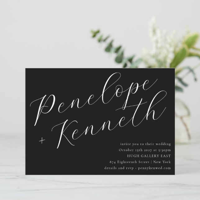 Elegantes Script Moderne Hochzeitschwarze Website  Einladung (Stehend Vorderseite)