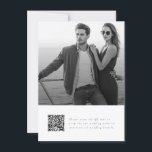 Elegantes Script QR Code Foto Hochzeit Einladung<br><div class="desc">Herzlich willkommen zu einem romantischen Fest mit unserem "Elegant Script QR Code Foto Budget Wedding Invitation" Dieses Design verbindet wunderbar eine atemberaubende rustikale Kulisse mit modernem boho Flair,  betont durch einfache Kalligraphie und einen praktischen QR Code für einen einfachen Zugang zu den Veranstaltungsdetails.</div>