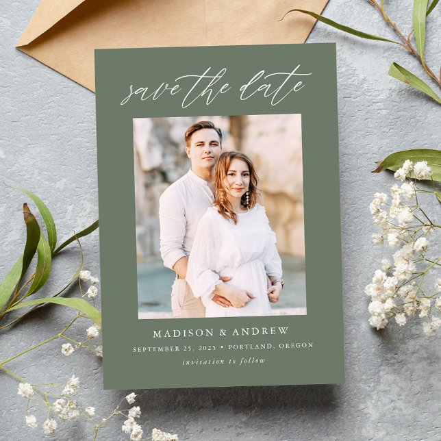 Elegantes Script Sage Green Foto Save The Date (Von Creator hochgeladen)