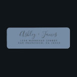 Elegantes Script Vintag Blue Wedding Rücksendeadre<br><div class="desc">Das schicke, moderne und einfache Hochzeitsadresslabel mit Ihren Namen in schwarz-eleganter Schrift-Kalligrafie auf Vintagem blauen Hintergrund. Fügen Sie einfach Ihren Namen und Ihre Adresse hinzu. Exklusiv für Sie entworfen von Happy Dolphin Studio. Wenn Sie Hilfe oder passende Produkte benötigen, kontaktieren Sie uns bitte unter happydolphinstudio@outlook.com. Wir helfen Ihnen gerne, Ihre...</div>