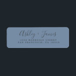 Elegantes Script Vintag Blue Wedding Rücksendeadre<br><div class="desc">Das schicke, moderne und einfache Hochzeitsadresslabel mit Ihren Namen in schwarz-eleganter Schrift-Kalligrafie auf Vintagem blauen Hintergrund. Fügen Sie einfach Ihren Namen und Ihre Adresse hinzu. Exklusiv für Sie entworfen von Happy Dolphin Studio. Wenn Sie Hilfe oder passende Produkte benötigen, kontaktieren Sie uns bitte unter happydolphinstudio@outlook.com. Wir helfen Ihnen gerne, Ihre...</div>