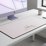 Elegantes Signature-Script-Monogramm rosa Schreibtischunterlage<br><div class="desc">Erleben Sie den Höhepunkt personalisierter Eleganz mit unserer maßgeschneiderten Tischmatte, die auf das anspruchsvolle Individuum zugeschnitten ist. Diese Matte wurde mit minimalistischem Charakter entworfen und verkörpert raffinierte Eleganz, die mühelos jeden Arbeitsplatz erhöht. Im Kern ordnet Ihr Vorname die Oberfläche in einem Skriptsignaturstil an, der nahtlos mit Ihrem Nachnamen in einem...</div>