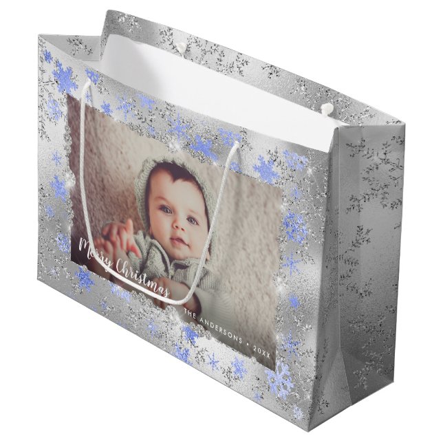 Elegantes, silberblaues Schneeflocken-Foto Große Geschenktüte (Vorderseite Schrägansicht)