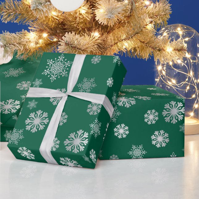 Elegantes silbernes Schneeflocken grünes Wrapping  Geschenkpapier (Feiertage)