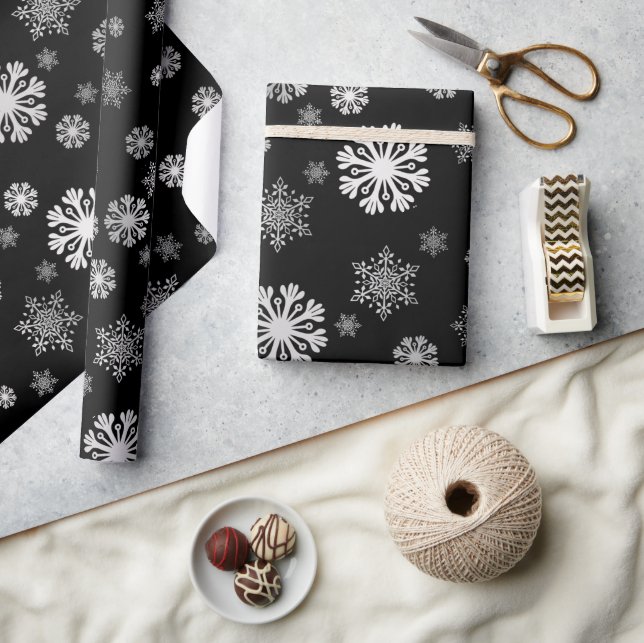 Elegantes silbernes Schneeflocken schwarzes Wrappi Geschenkpapier (Kunsthandwerk)
