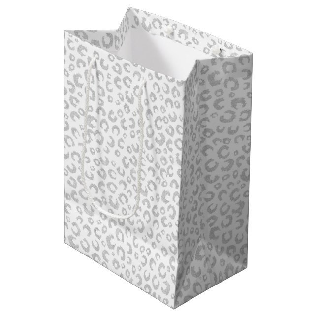 Elegantes Silver Glitzer Leopard Muster Mittlere Geschenktüte (Vorderseite Schrägansicht)