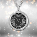 Elegantes Silver Leaf Border Monogramm Versilberte Kette<br><div class="desc">Diese elegante Halskette zeichnet sich durch ein silbernes Monogramm auf einem dramatischen schwarzen Hintergrund aus. Das Monogramm wird durch eine kreisförmige Konstruktion gerahmt,  bei der die Blätter und wirbelnde Bilder um den Rand wiederholt werden. Schön!</div>