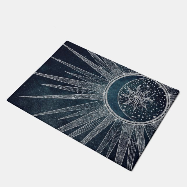 Elegantes Silver Sun Moon Doodle Mandala Blue Desi Fußmatte (Schrägansicht)