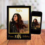Elegantes Sister 70. Geburtstag Black Gold Foto Karte<br><div class="desc">Mit dieser personalisierten, 70. Geburtstagskarte für Ihre Schwester ein Lächeln auf das Gesicht legen. Sie können das Bild auf der Vorderseite und auf der Innenseite der Karte ersetzen. - Klicken Sie einfach, um dieses Design 🔥 Meine Versprechen zu personalisieren - Dieses Design ist einzigartig und ist mit Ihnen im Hinterkopf...</div>