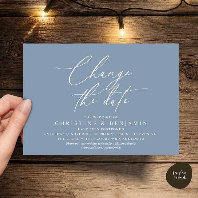 Elegantes Skript Änderung des Datums Hochzeit vers Einladung (Elegant Script Change the Date Wedding Postponement Invitation Card in Dusty Blue)