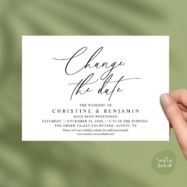 Elegantes Skript Änderung des Datums Hochzeit vers Einladung (Elegant Script Change the Date Wedding Postponement Invitation Card in Black and White)