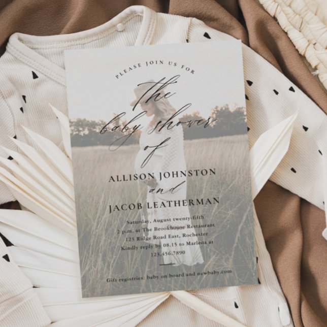 Elegantes Skript Foto Overlay Couples Kinderdusche Einladung (Elegant script couples photo baby shower invitation.)