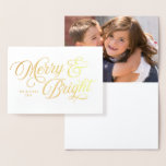 Elegantes Skript Merry and Bright mit Foto Folienkarte<br><div class="desc">Diese elegante Script-Foto-Urlaubskarte mit dem Text "Merry & Bright" in Goldfolie auf der Vorderseite. Personalisieren Sie diese Karte, indem Sie den Platzhaltertext in der Vorlage ersetzen, um Ihre Informationen hinzuzufügen und das Beispiel/Platzhalter-Foto durch Ihr eigenes Foto zu ersetzen. Für weitere Optionen, wie zum Beispiel den Schriftart, die Textgröße/Schriftfarbe oder den...</div>