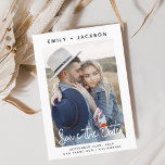 Elegantes Skript-Save the Date-Foto Save The Date<br><div class="desc">Modernes und elegantes handgeschriebenes Skriptportrait Vertikales Foto Save the Date Hochzeitskarte. Die Save the Date einladende Einladungskarte beinhaltet eine schicke und stilvolle Typografie mit einem einfachen und minimalistischen Design auf weißem Hintergrund,  mit dem Sie Ihre individuelle Verlobung-Fotografie hinzufügen können.</div>