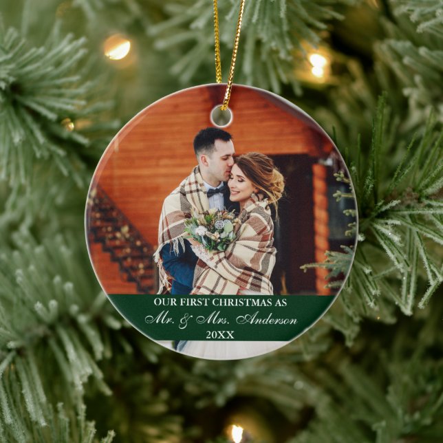 Elegantes Skript Unser erster Weihnachtsjäger Grün Keramik Ornament (Baum)