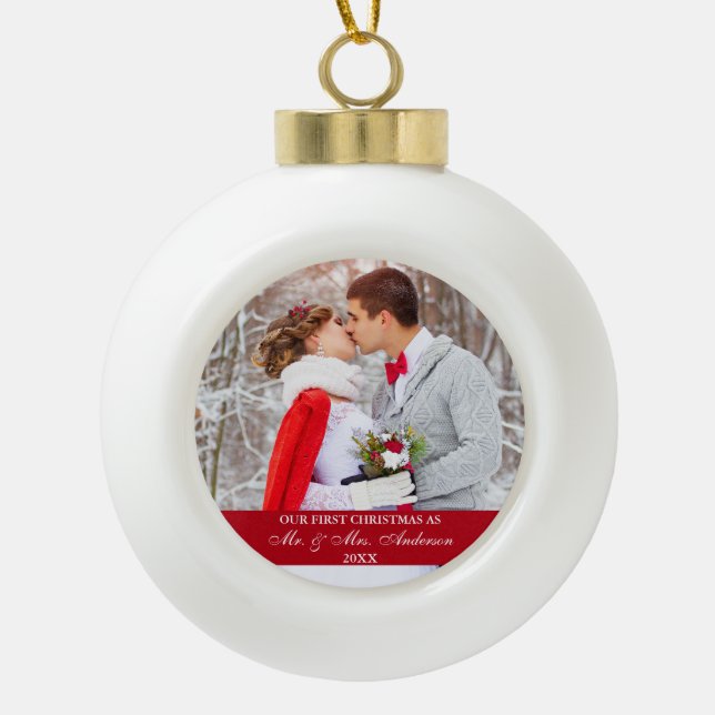 Elegantes Skript Unser Erstes Weihnachtsrot Keramik Kugel-Ornament (Vorderseite)