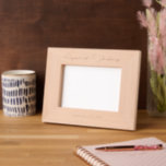 Elegantes Skriptnamen und Date Wedding Foto Geätzte Rahmen<br><div class="desc">Zeigen Sie Ihr Lieblingsstipendium mit diesem einfachen,  eleganten Rahmen. Passen Sie mit den Namen des Ehepaares über dem Foto in klassischem Script-Schriftart und dem Hochzeitstag unten an.</div>