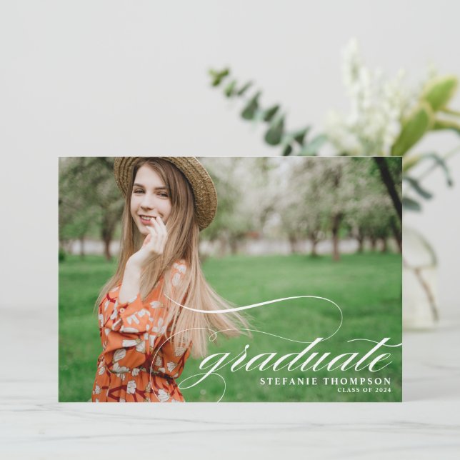 Elegantes Skriptüberlagern | Foto Graduation Party Einladung (Stehend Vorderseite)