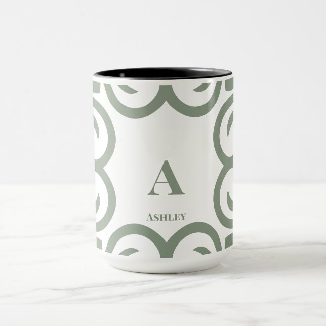 Elegantes Staub-Salbei-Grün-Monogramm-Script Tasse (Zentrum)