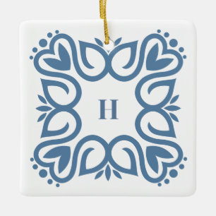 Elegantes Staubblau-Monogramm-Skript Keramikornament