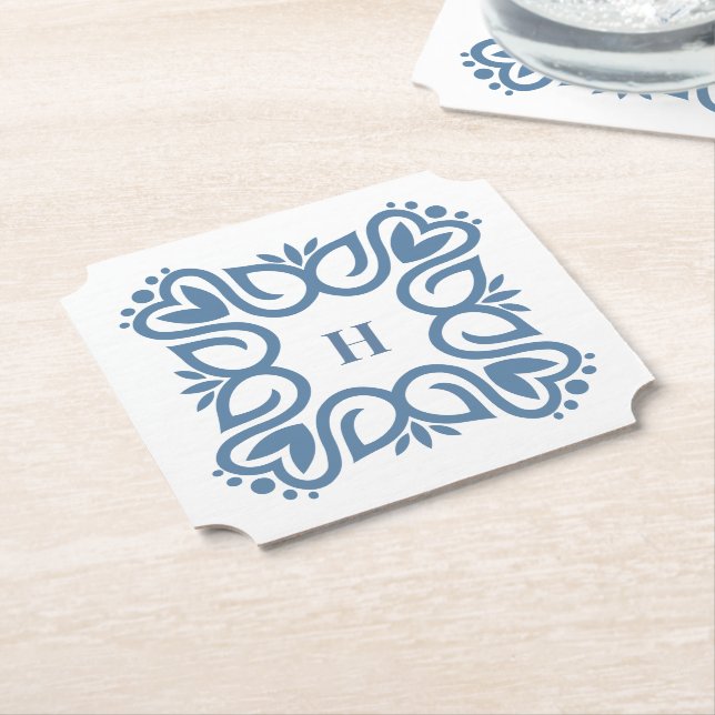 Elegantes Staubblau-Monogramm-Skript Untersetzer (angewinkelt)