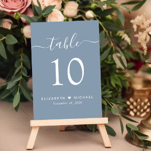 Elegantes, staubblaues Hochzeitsempfangs-Schild Tischnummer