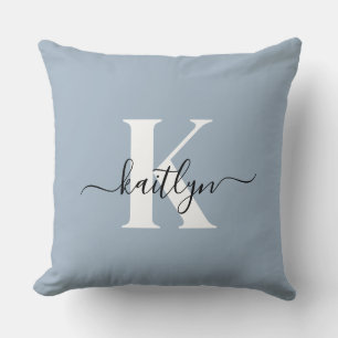 Elegantes staubblaues Skript-Monogramm Kissen