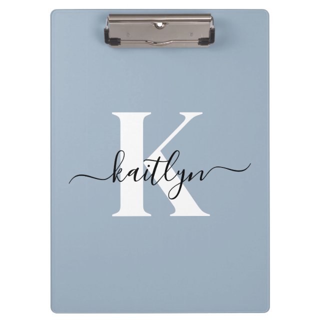 Elegantes staubblaues Skript-Monogramm Klemmbrett (Vorderseite)