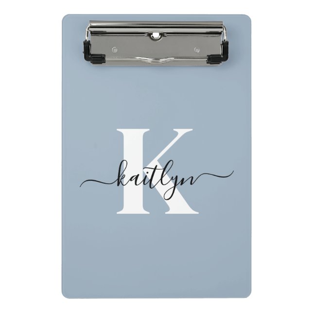 Elegantes staubblaues Skript-Monogramm Mini Klemmbrett (Vorderseite)