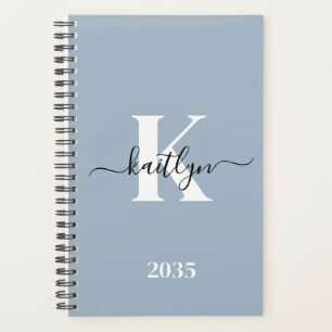 Elegantes staubblaues Skript-Monogramm Planer
