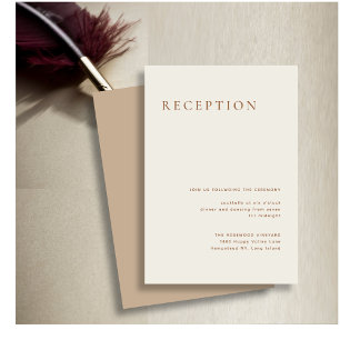 Elegantes staubiges Beige moderne Typografie Hochz Begleitkarte