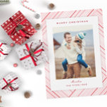 Elegantes Stripes Red Family Foto Feiertagskarte<br><div class="desc">Elegante,  schlichte Streifen in saisonalen Tönen von Pfefferminzrot und Crimson umgeben ein Foto mit personalisiertem Urlaubssegment und Namen.</div>
