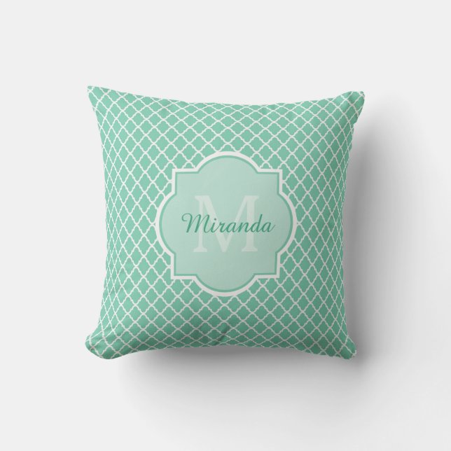 Elegantes tadelloses grünes Quatrefoil Monogramm Kissen (Vorderseite)