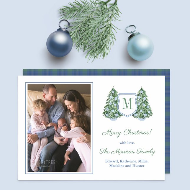 Elegantes Tannenbild Feiertagskarte (Elegant Christmas Tree decorated with blue and white baubles. Featuring family photo and monogram)