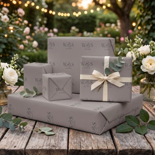 Elegantes Taupe Anfangsbuchstabe Hochzeitspaare Geschenkpapier
