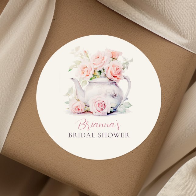 Elegantes Teekessel und rosa Rosen Brautparty Runder Aufkleber (Von Creator hochgeladen)