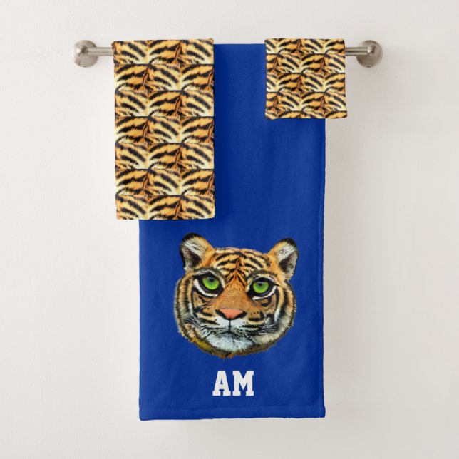 Elegantes Tigergesicht und Monogramm auf blau Badhandtuch Set (Insitu)