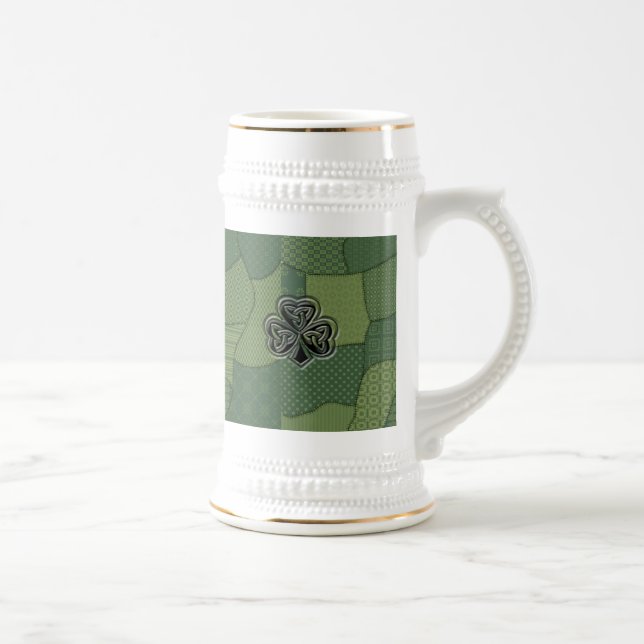 Elegantes trendiges Irish Kleeblatt Patchwork Bierglas (Rechts)